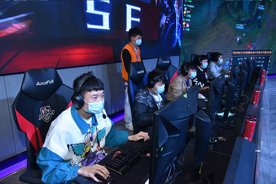 他站在同一 他站在同一